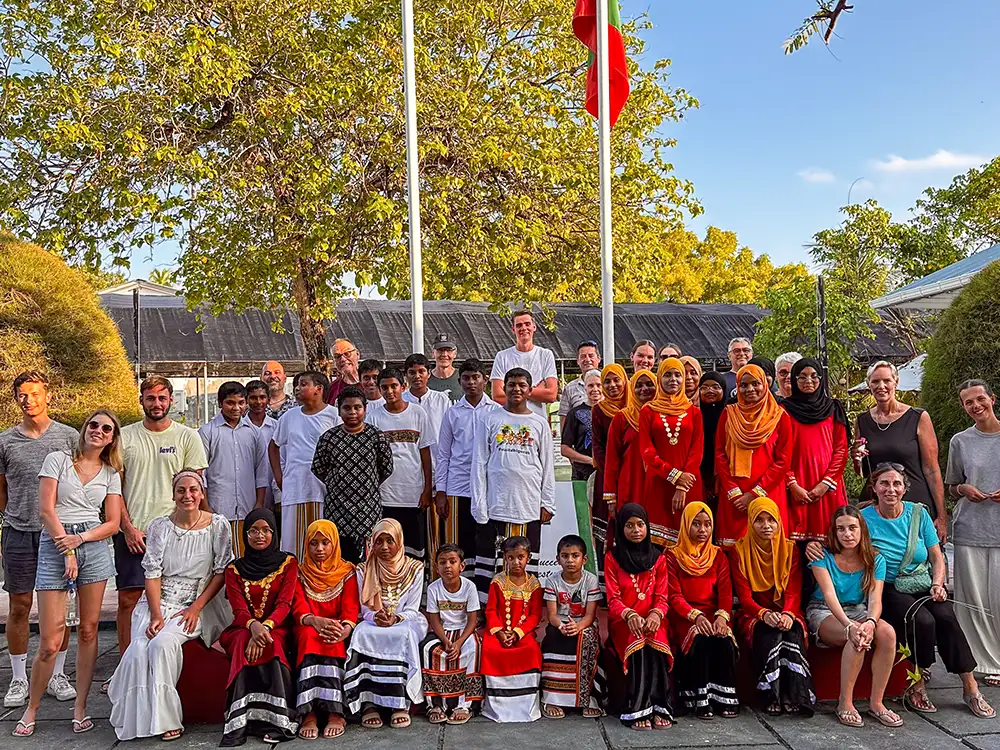 Dhigurah School and students